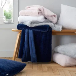 Catherine Lansfield Glamour Fur Square Cushion -EGLO Shop 30969782 alt08