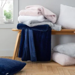 Catherine Lansfield Glamour Fur Square Cushion -EGLO Shop 30969836 alt08